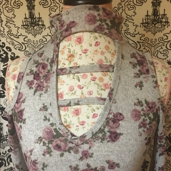 Cutout Shoulder Top with 3/4 Sleeves - Picture 3 of 8